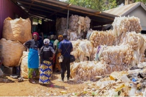 Im Rahmen eines Global Grant Projekts wird im Flüchtlingslager Kayaka II in Uganda der Müll gesammelt und getrennt